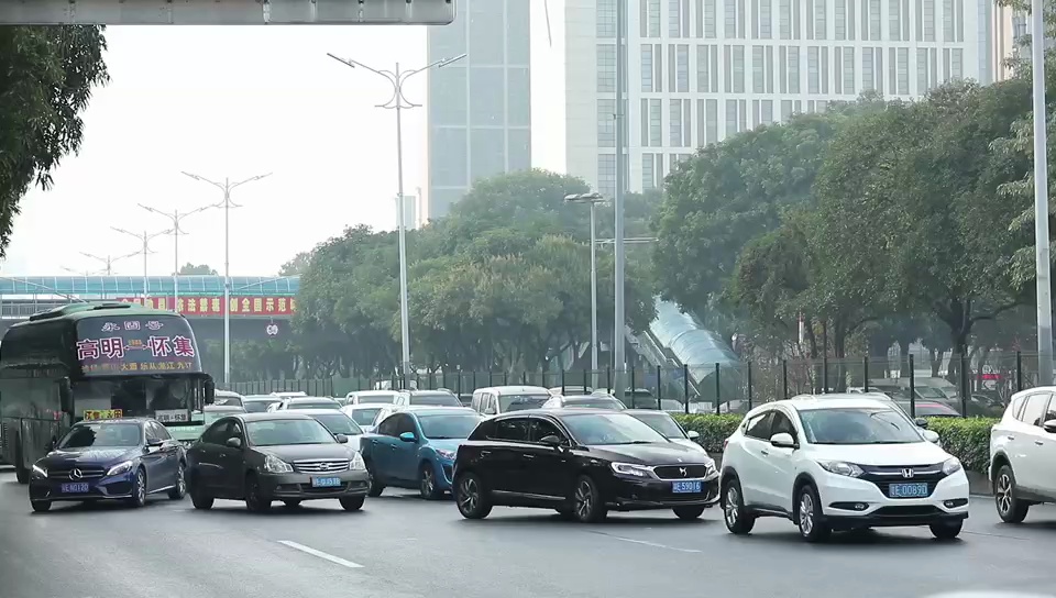 佛山禅城交警出动无人机整治车辆“加塞”现象。佛山日报记者符诗贺制作
