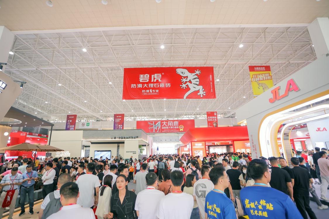 第38届佛山陶博会现场客商云集。主办方供图。.jpg