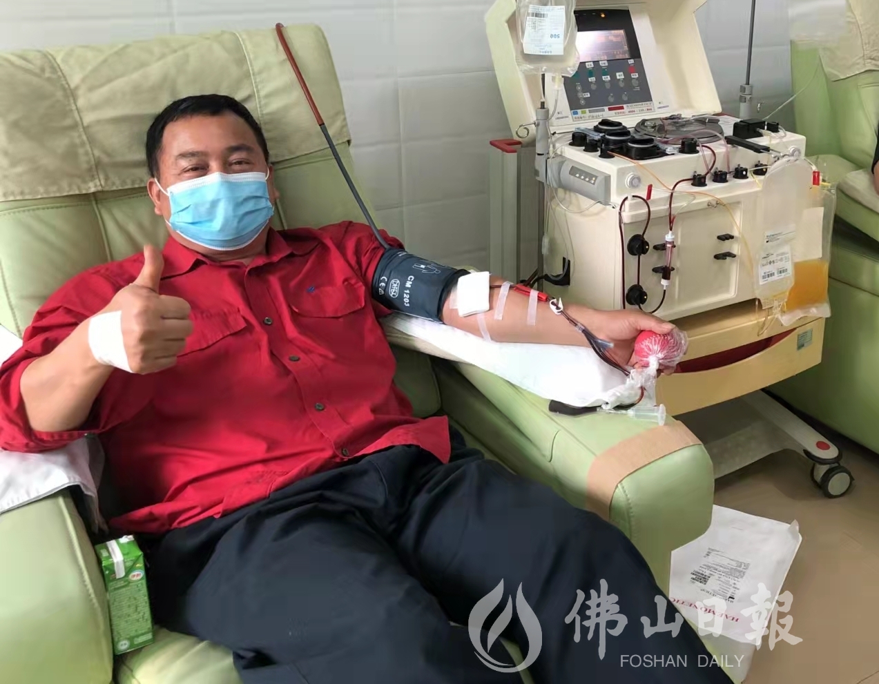 高明区无偿献血志愿者钟庆文在高明血站内进行无偿献血。受访者供图.jpg