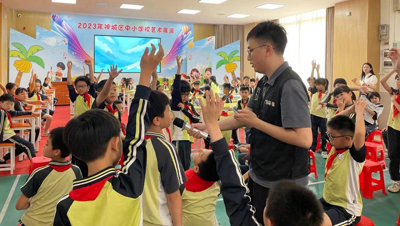 进学校进行环保知识宣讲.jpg