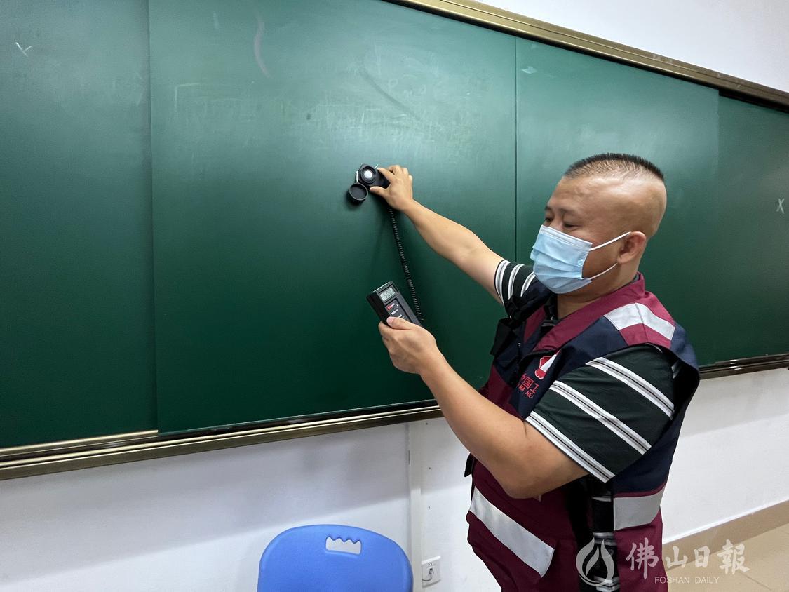 在一中实校课室,区疾病预防控制中心学校卫生股工作人员正在对教学点设施进行综合评价测量。佛山日报记者陈嘉懿摄.jpg