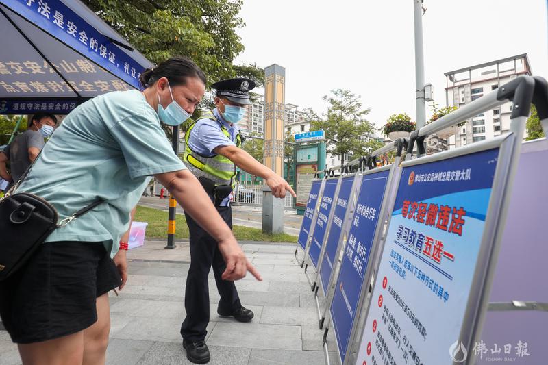 为切实把“畅通工程”落到实处,有效压减涉摩托车、电动自行车交通事故,保障人民群众交通出行安全,9月起,佛山公安在全市范围内开展摩托车、电动自行车违法行为专项整治。 2021年9月1日,佛山公安在全市范围内重点对未佩戴头盔、逆行、不按规定车道行驶、违规载人、闯红灯等交通违法行为进行治理。佛山日报记者符诗贺摄