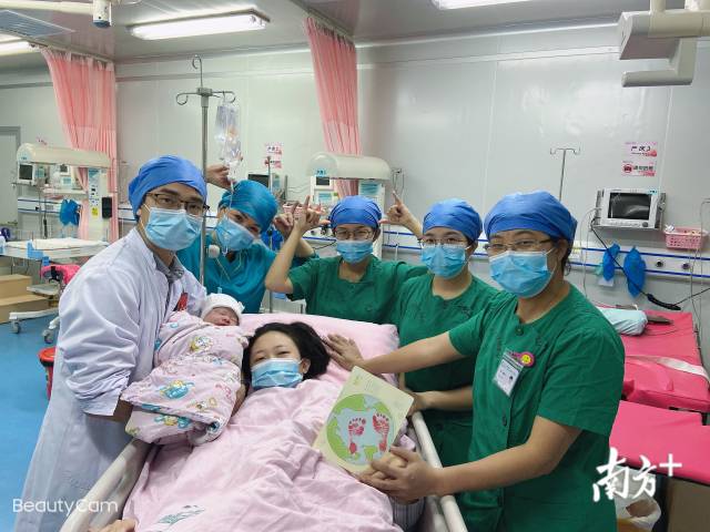 郑先生、何女士与暨南大学顺德医院值班医生、助产士们留下了第一张“全家福”。 郑先生、何女士与暨南大学顺德医院值班医生、助产士们留下了第一张“全家福”。