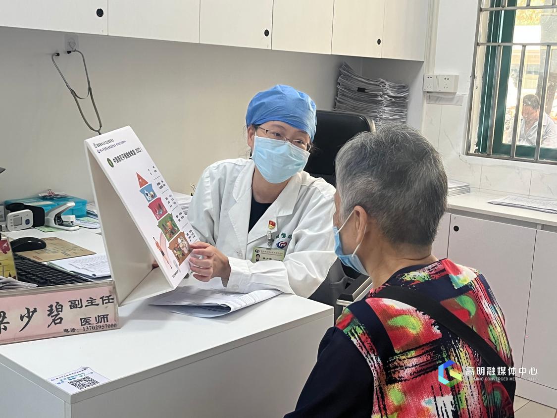 在高明区慢病站诊室,医生正在为老年人讲解健康注意状况。佛山市新闻传媒中心记者陈嘉懿摄.jpg
