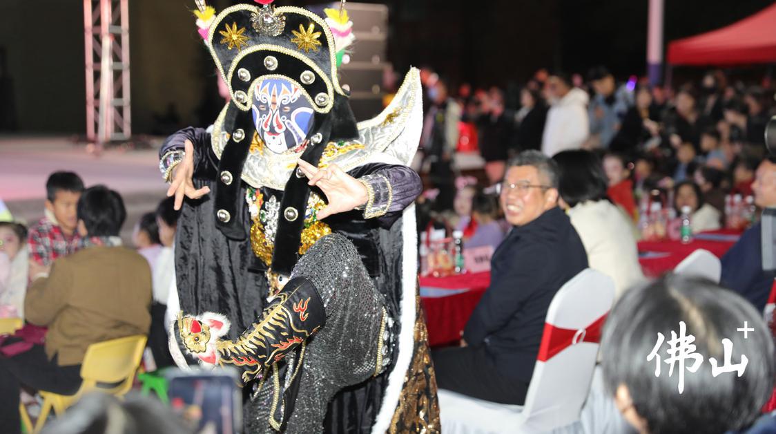 变脸表演中,演员与观众进行互动。佛山市新闻传媒中心记者潘浩霖摄.jpg