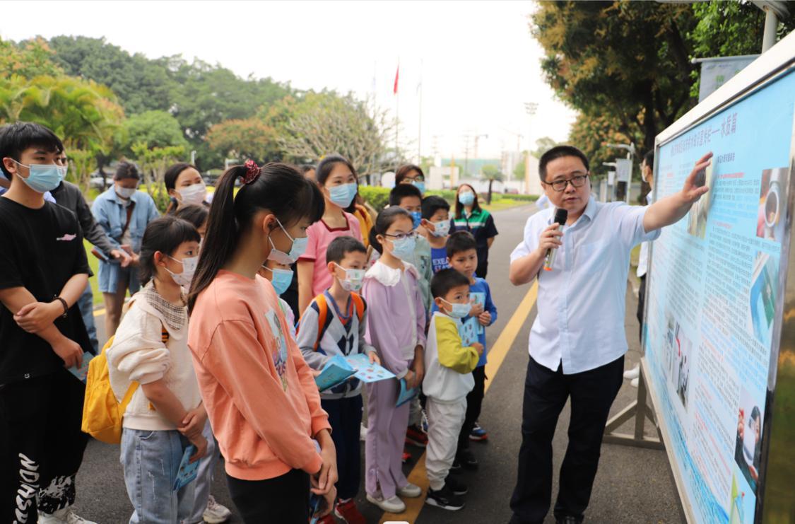 参观水厂,听取工作人员介绍.png