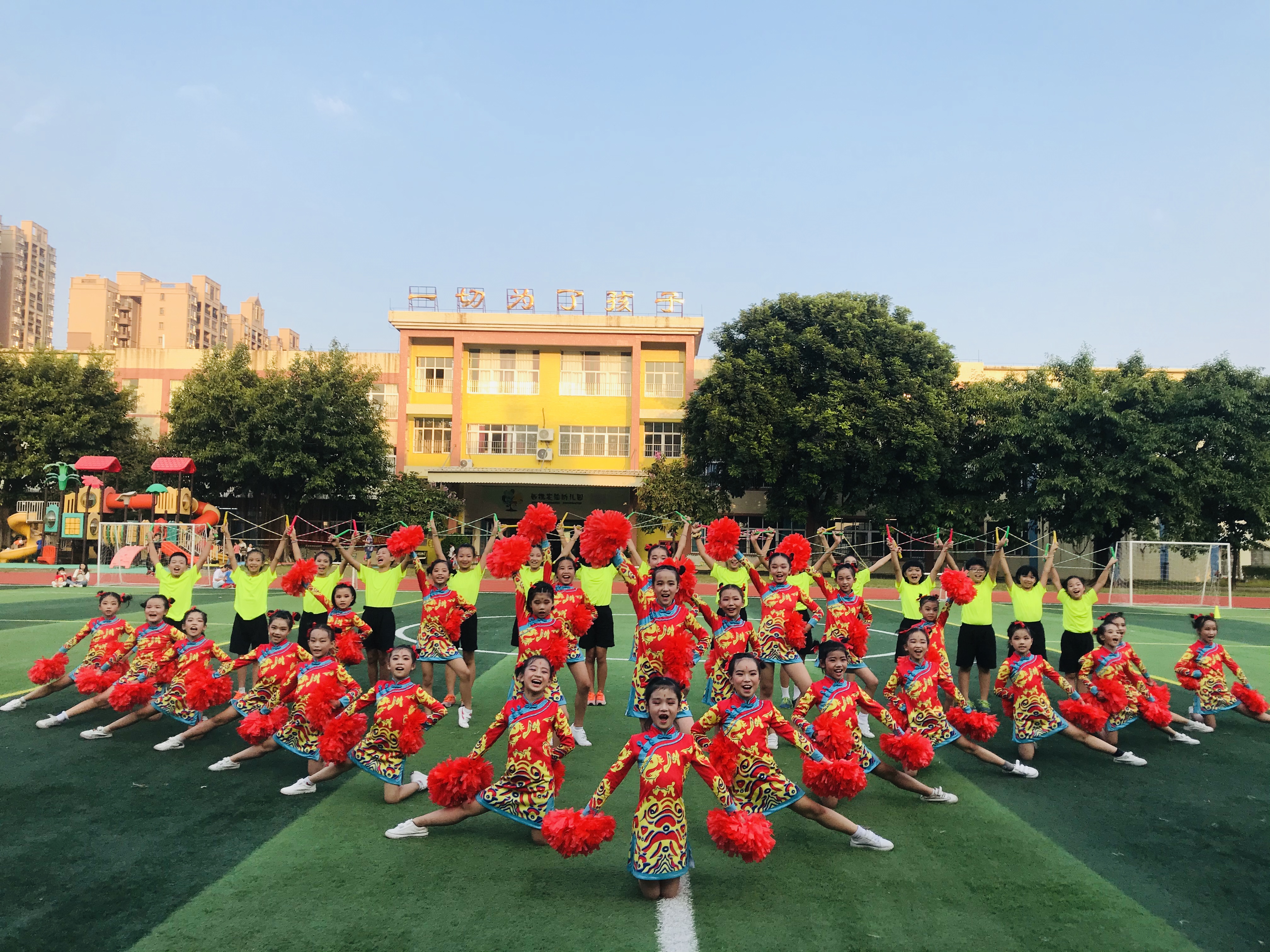 西樵实验小学“小霸王啦啦队”日常训练。