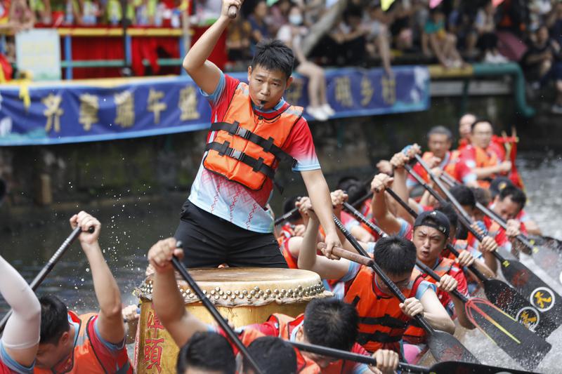 6月23日,叠滘龙船漂移大赛(潭头赛区)。佛山市新闻传媒中心记者龙翔摄