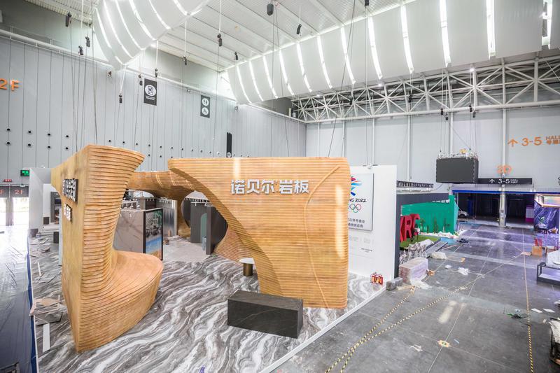 7月18日，潭洲国际会展中心，现场正在加紧布展。2021佛山(潭洲)国际陶瓷产品展和装备材料展将于7月20日在佛山潭洲国际会展中心开幕。/佛山日报记者王伟楠摄