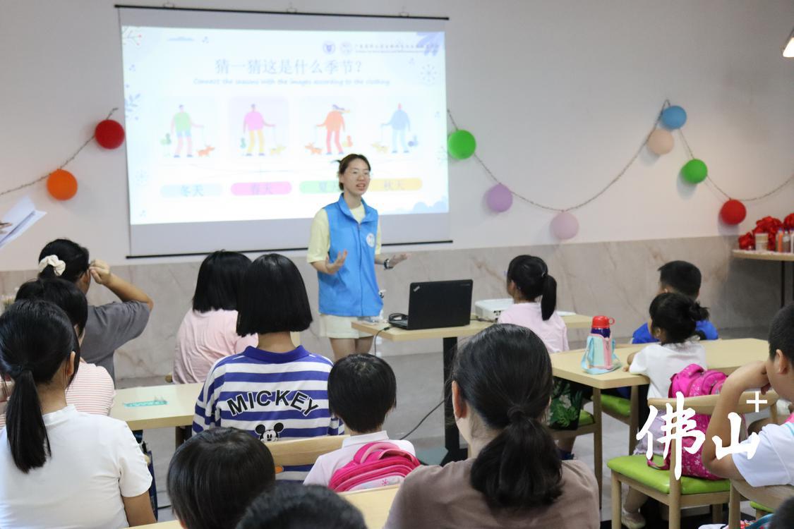 广东医科大学生命科学与生物制药学院的学生给学员上课。(受访者供图).jpg