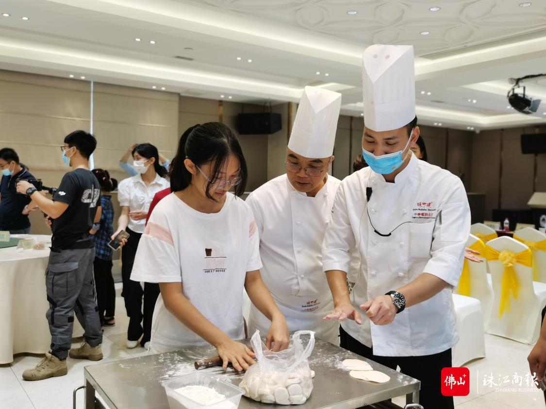 大厨现场教学如何擀饺子皮.jpg