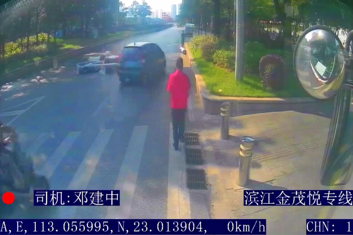 20231125，金茂悦专线，邓建中，协助车主抬路中央布料1.png