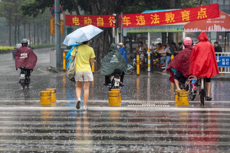 佛山下雨天气,在岭南大道上市民撑伞冒雨前行。佛山日报记者符诗贺摄