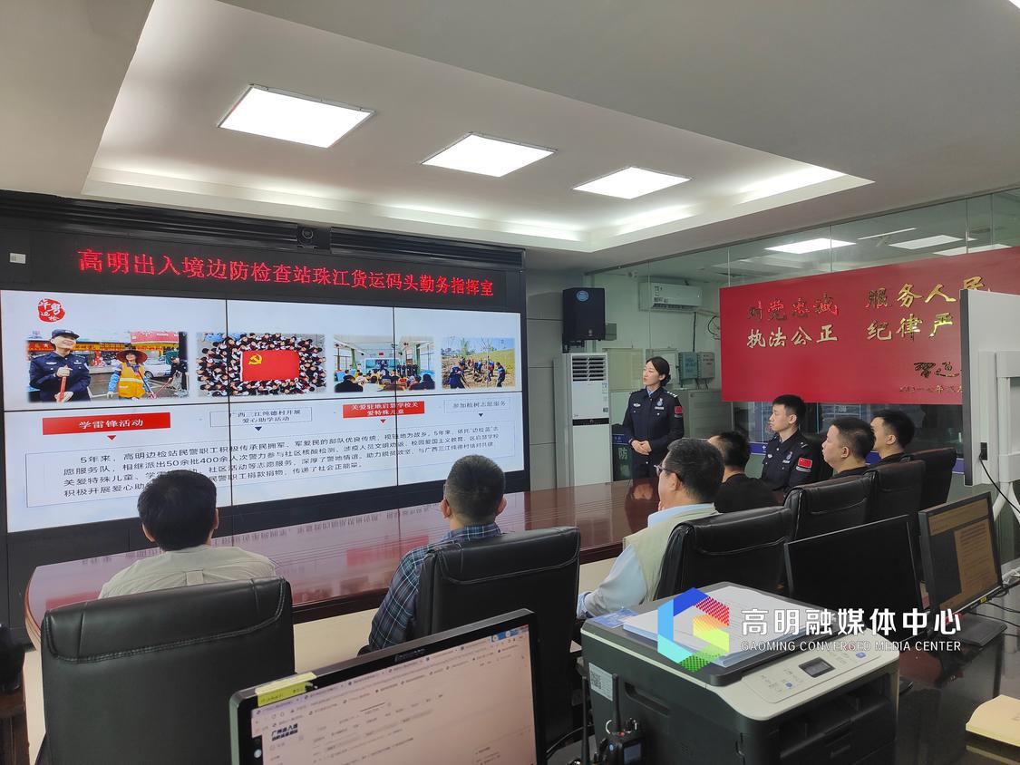 边检工作人员和企业代表开展法规宣传.jpg
