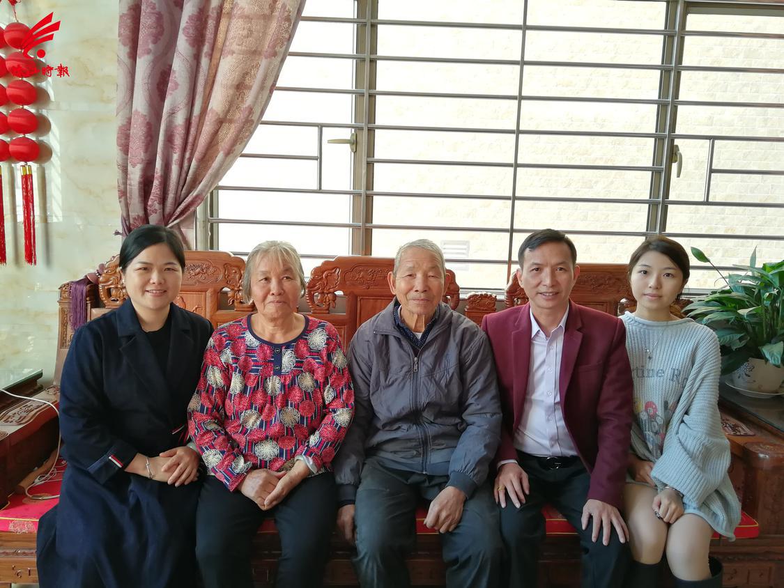 崇北曾海燕家庭合照1.jpg