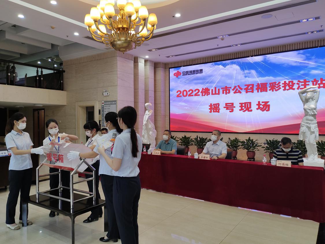 公证人员为摇号箱开封.jpg