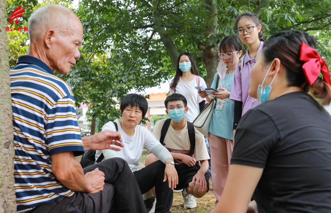 大学生们到田间地头了解谭边大顶苦瓜的历史。.jpg
