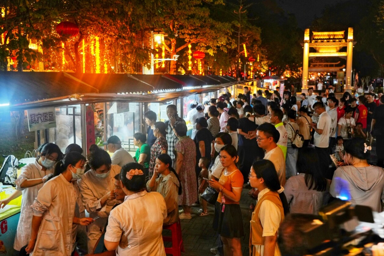 “健康夜市”活动大受欢迎,众多市民在耐心排队等候。 “健康夜市”活动大受欢迎,众多市民在耐心排队等候。