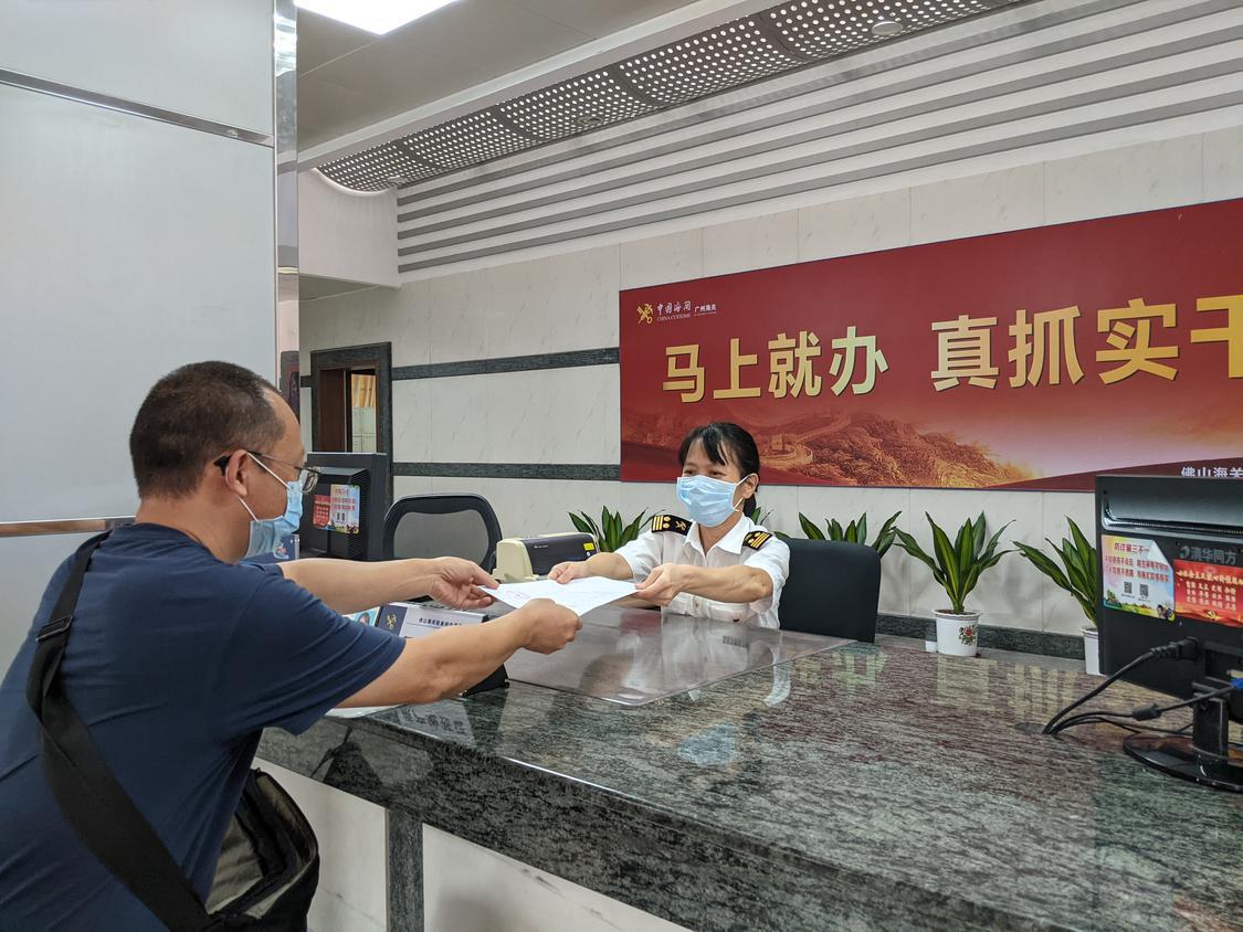 佛山海关驻高明办事处关员为企业签发原产地证书（吴国晟摄）.jpg