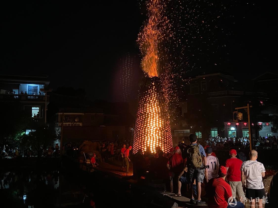 9月10日中秋节晚,南海区西樵镇松塘村村民举行烧番塔庆祝活动,现场热闹非凡。火光升得高寓意“步步高升”,火烧得越旺,寓意生活火红事事兴旺。/佛山日报记者吕润致摄
