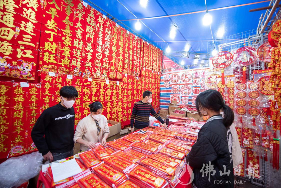 荷城市场旁,春联街吸引市民前来选购春联。(3979340)-20230112194003.jpg