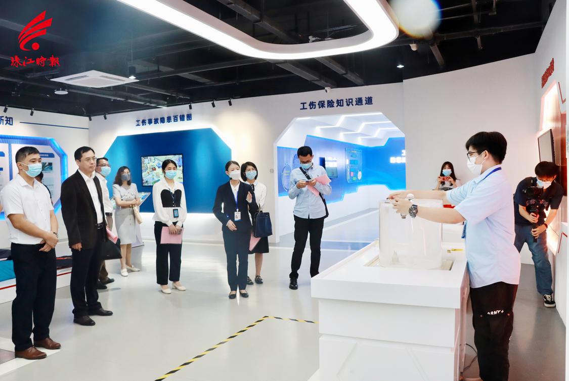 评议团现场参观南海区人力资源和社会保障局工伤预防基地。