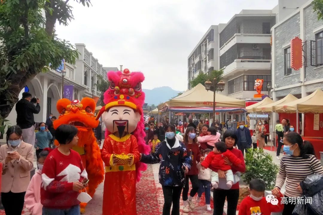 东门圩丨初一,醒狮来到东门圩商业街巡游,财神爷现场派利是.jpg