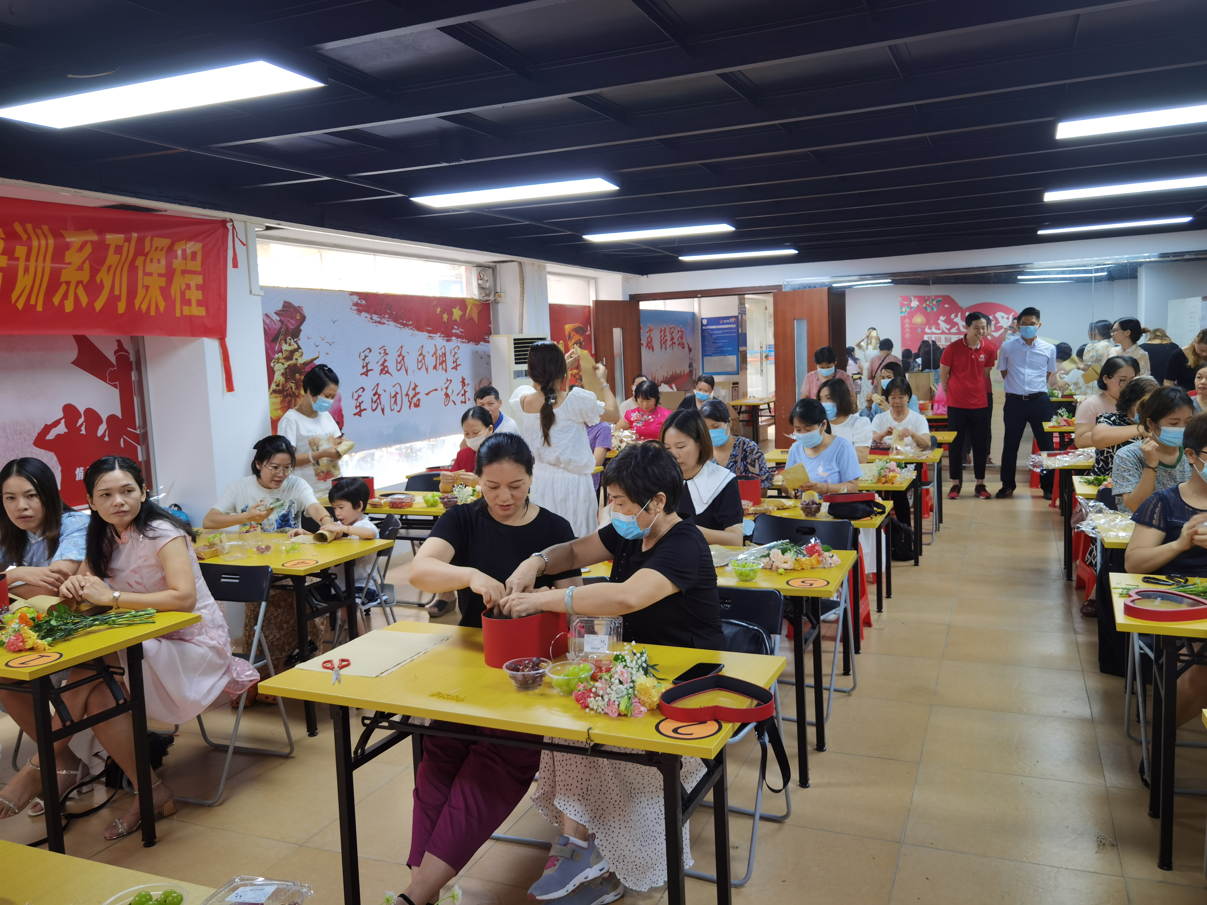 40名居民两两一组参加活动