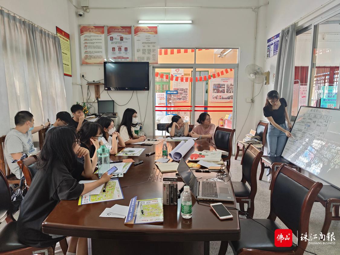 志愿讲师和大学生志愿者共同开展课程打磨 教材整理 .jpg