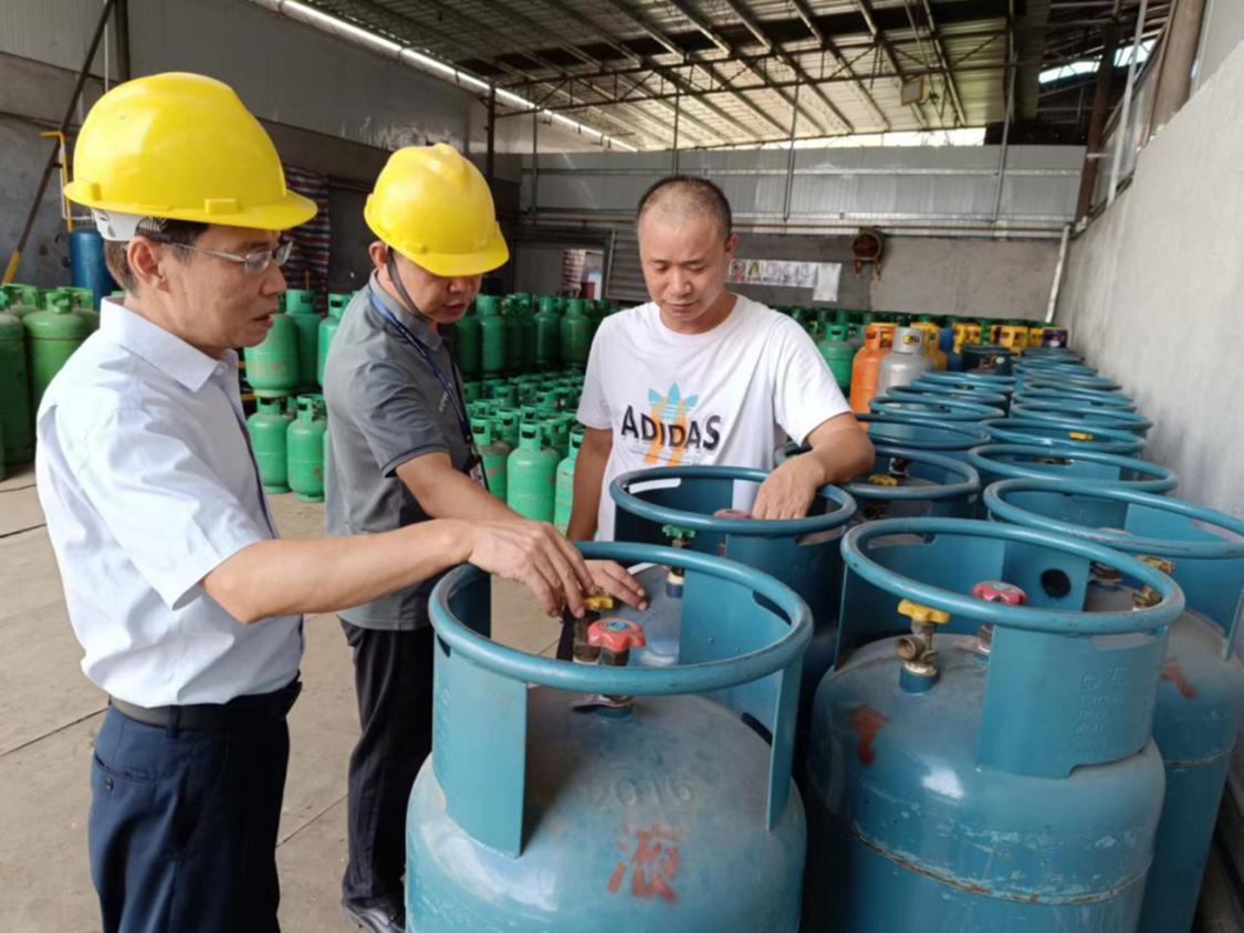 此前,高明区市场监管局在行动中检查气液双向瓶瓶阀安装情况。部门供图.png