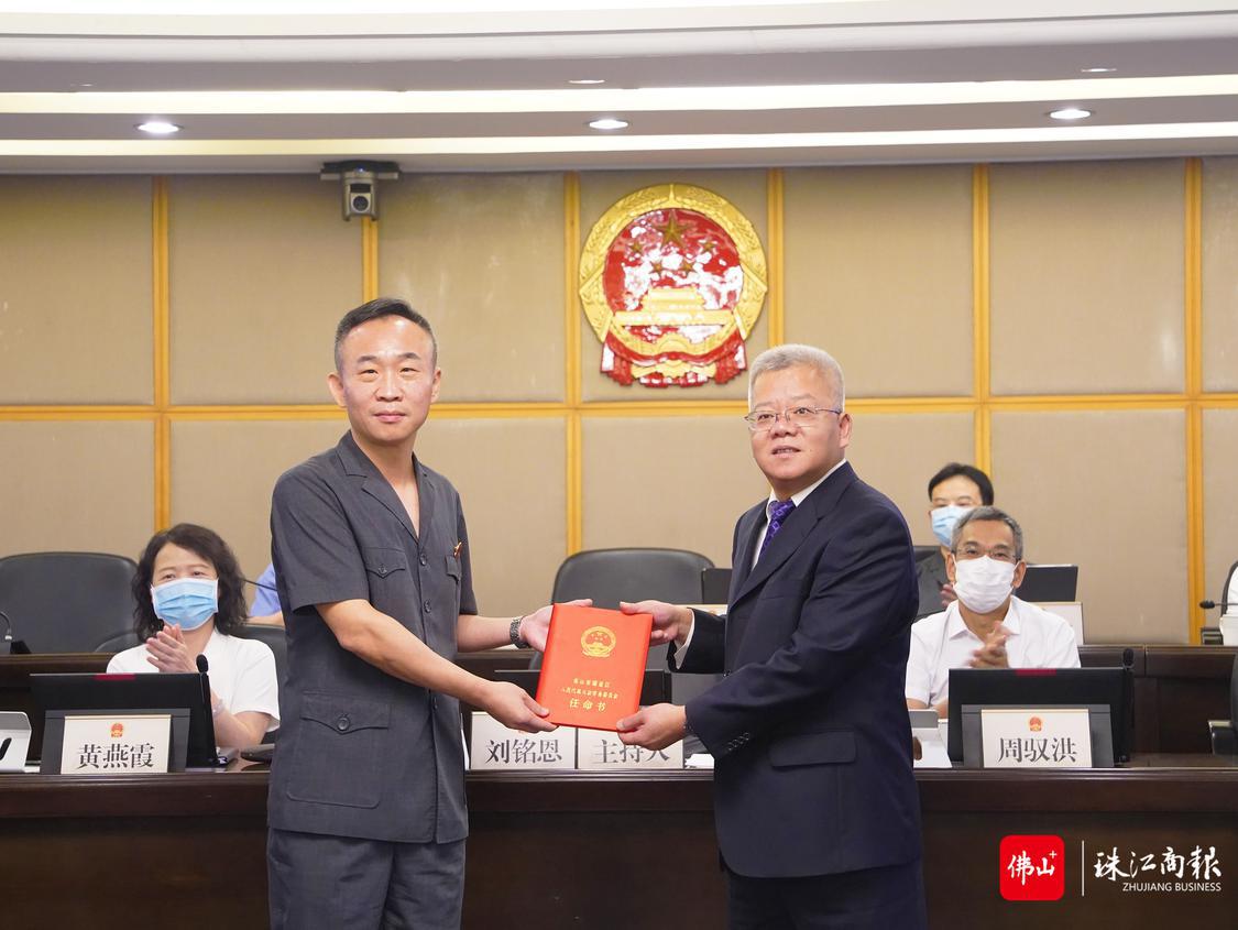 刘铭恩为区人民法院副院长、审判委员会委员、审判员周刚(左)颁发任命书。.jpg