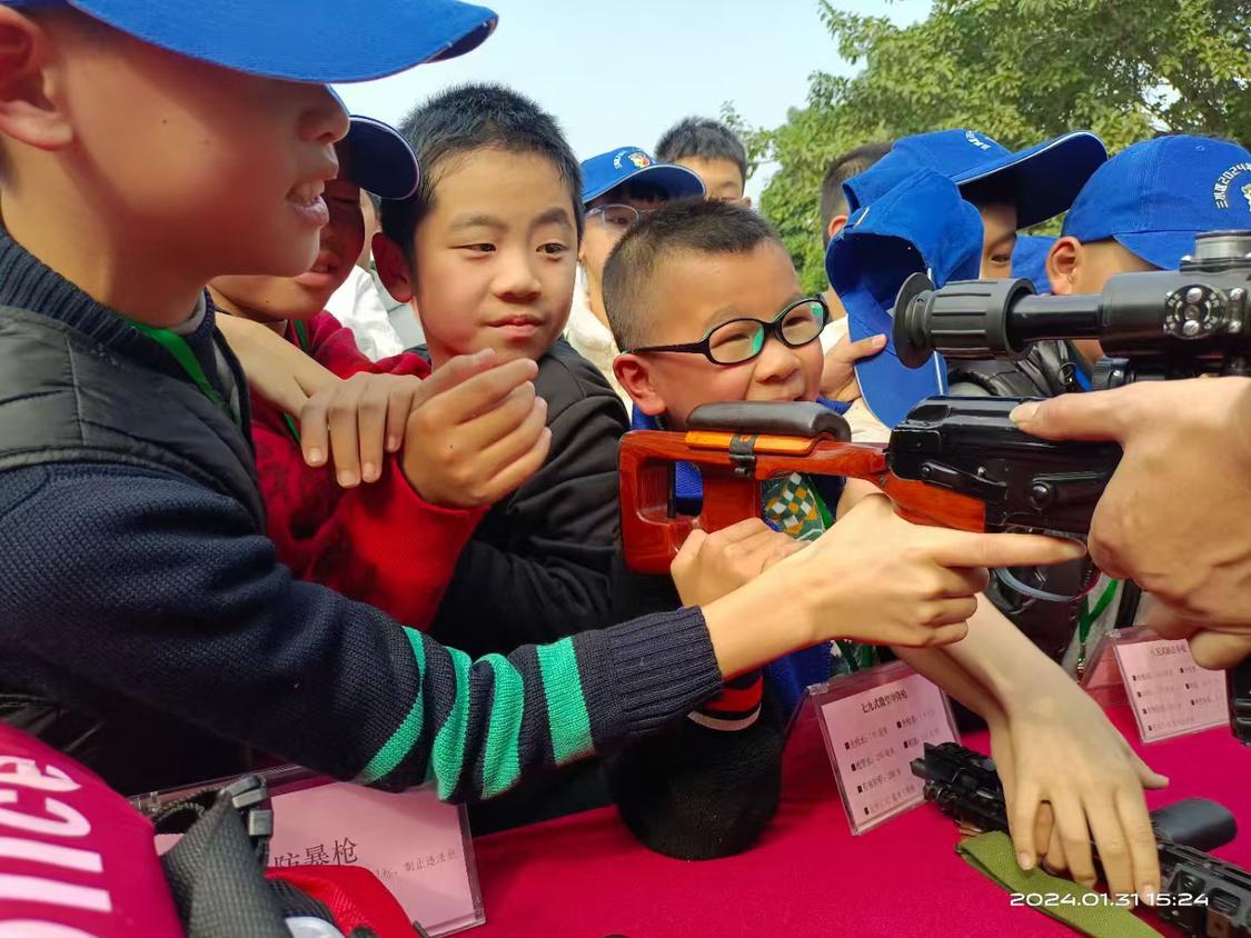 三水区青少年法治素养实践营在组织参观警用装备展.jpg
