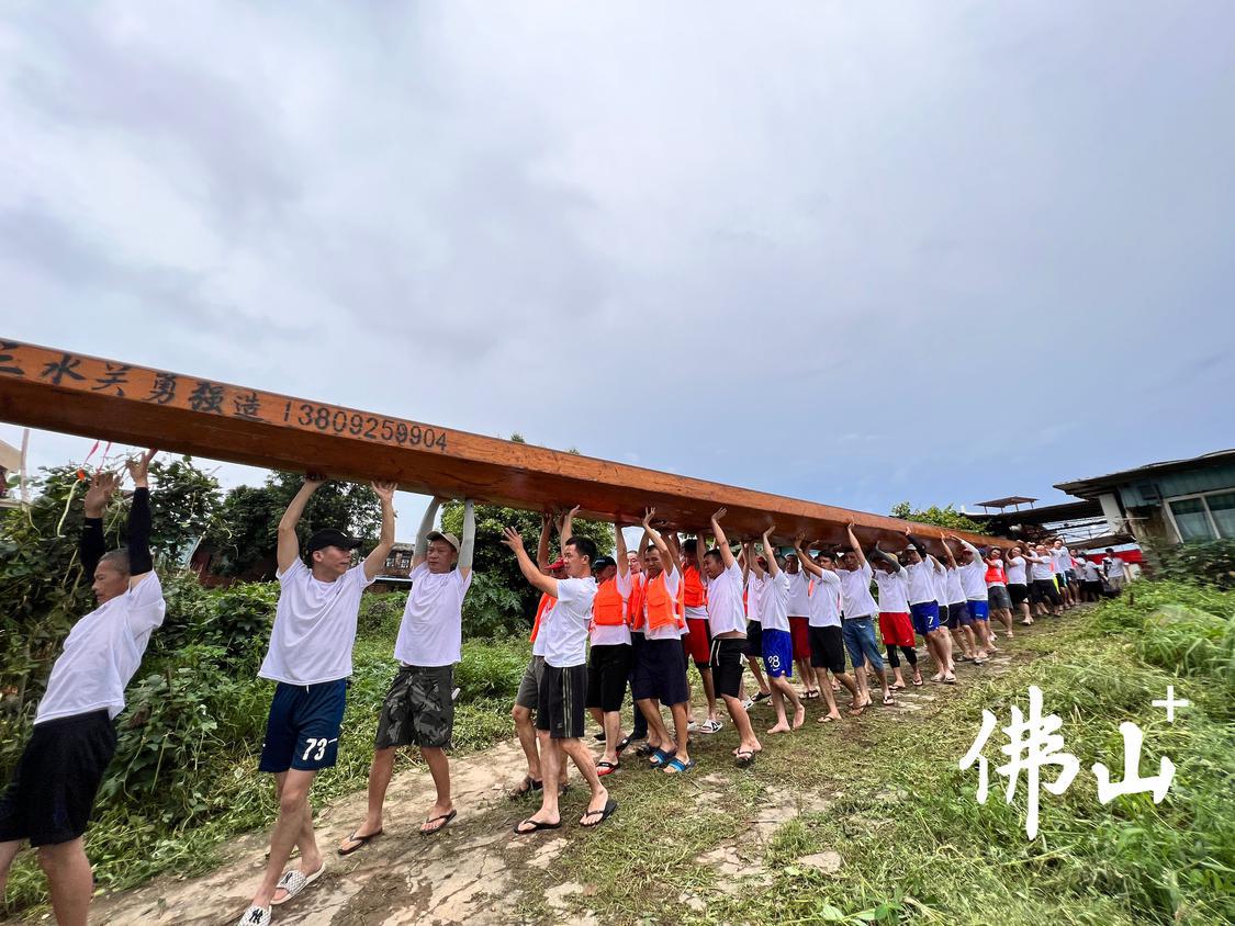水运村一年一度的“龙舟下水”仪式。佛山市新闻传媒中心记者杨立韵摄2.jpg