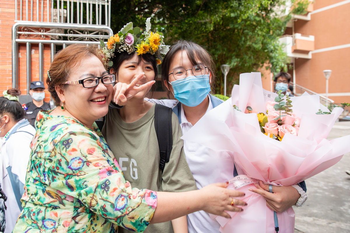 7月8日,为期两天的高考圆满结束。考生们笑容满面一身轻松走出考场,家长和亲人在校门口合影留念。图/佛山日报记者 符诗贺摄