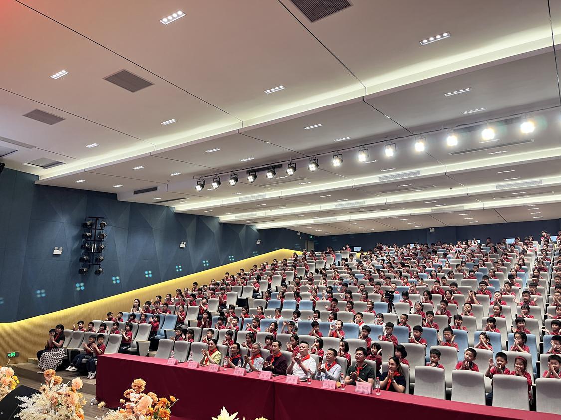 学生们听到动情处，掌声雷鸣。.jpg