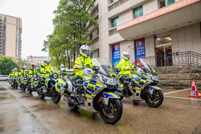 春节将至,佛山市公安交警支队交警铁骑持续加强巡逻力度,早上7时许,交警铁骑集结完毕,奔向全市主要路段。佛山日报记者王澍摄0