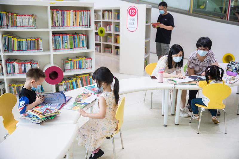 佛山市图书馆儿童阅读室内，不少家长带着孩子前来阅读绘本。/佛山日报记者王伟楠摄