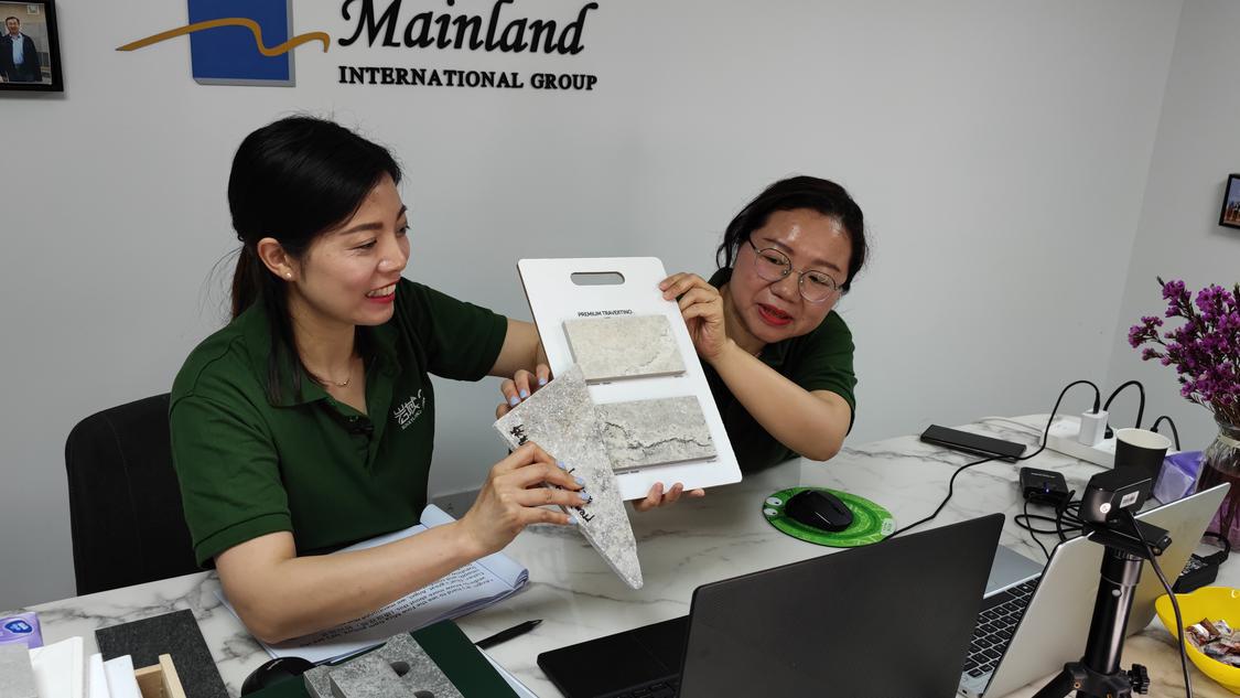 第131届广交会期间,专上建材公司外贸人员在进行直播。.jpg