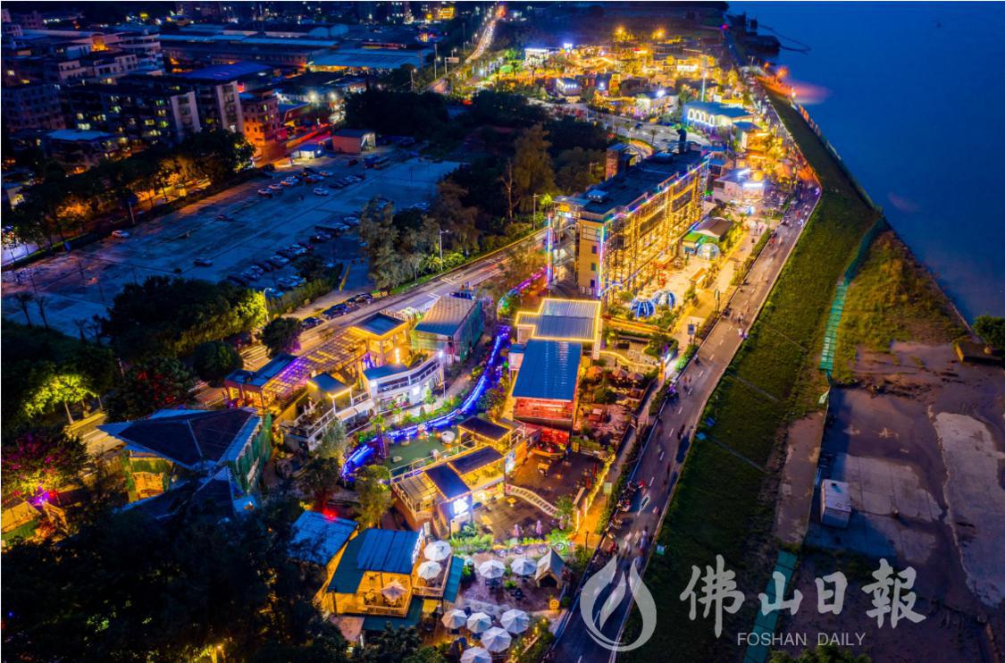 滨荷Park已经成为本地夜经济的代表性场地之一,消费者纷纷到此打卡。洪海摄.png