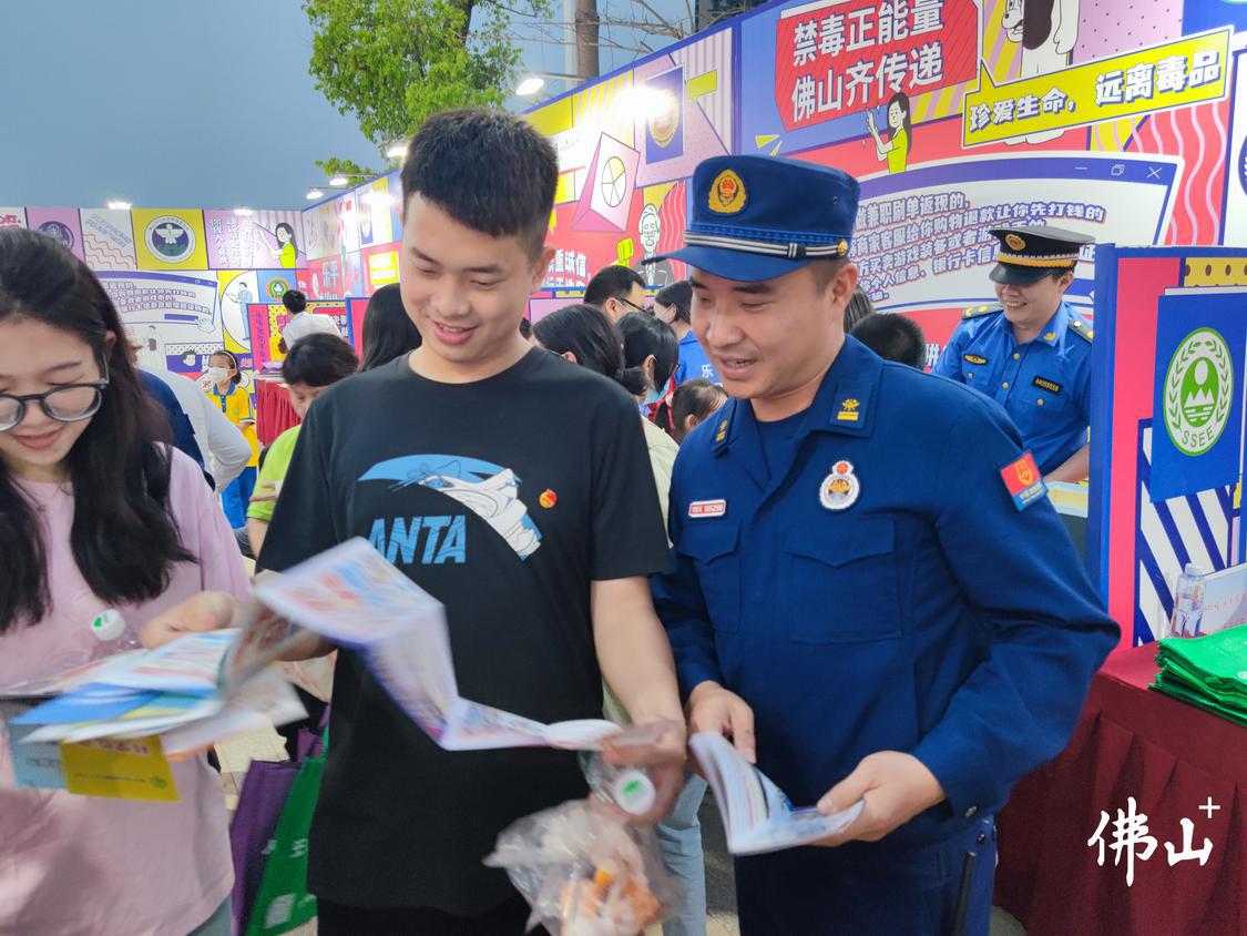 曾祥泽在三水广场参与消防安全知识宣传志愿者活动。区文明办供图.jpg