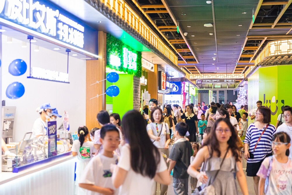 市民在港惠三期罗浮里逛街购物。