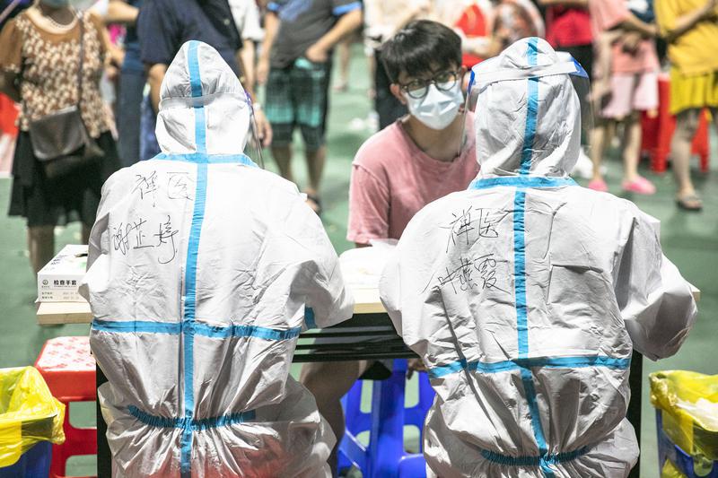 5月28日，00：52环湖花园，医务人员身后写上姓名单位。5月27开始，禅城区部分小区开展全员核酸检测。佛山日报记者龙翔摄