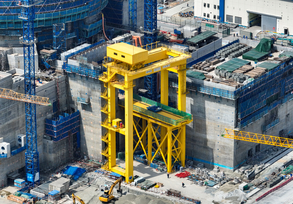 临时搭建的转运平台,由龙门架和上部平台组成。 临时搭建的转运平台,由龙门架和上部平台组成。
