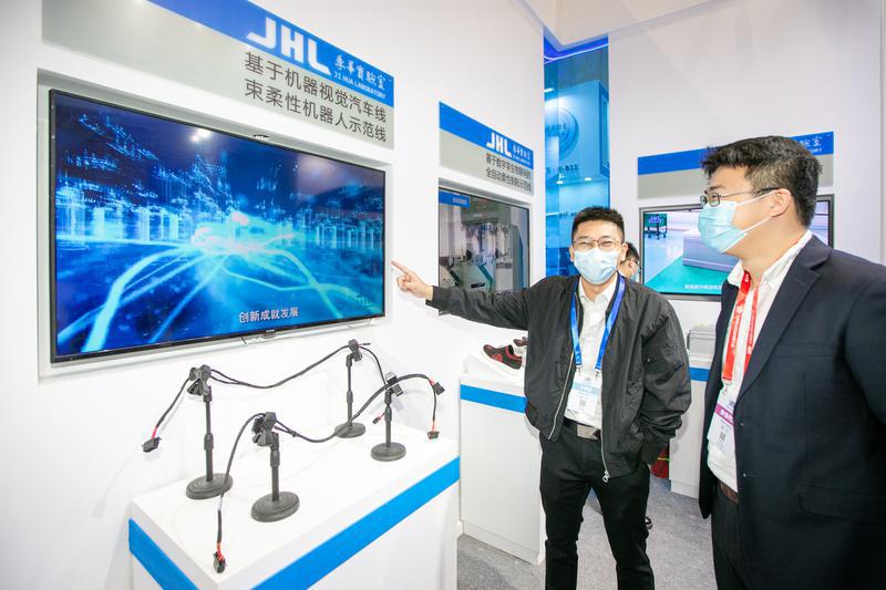 季华实验室展示的基于机器视觉汽车线束柔性机器人示范线