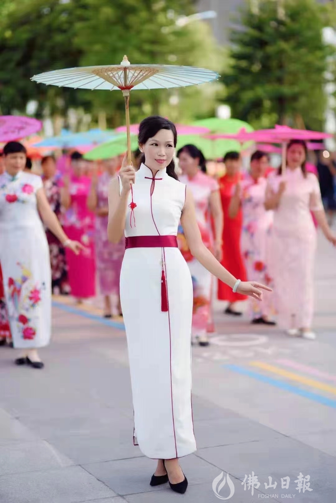 谭丽红与学员们一袭旗袍,温婉端庄,一颦一(5603060)-20230724201124.jpg