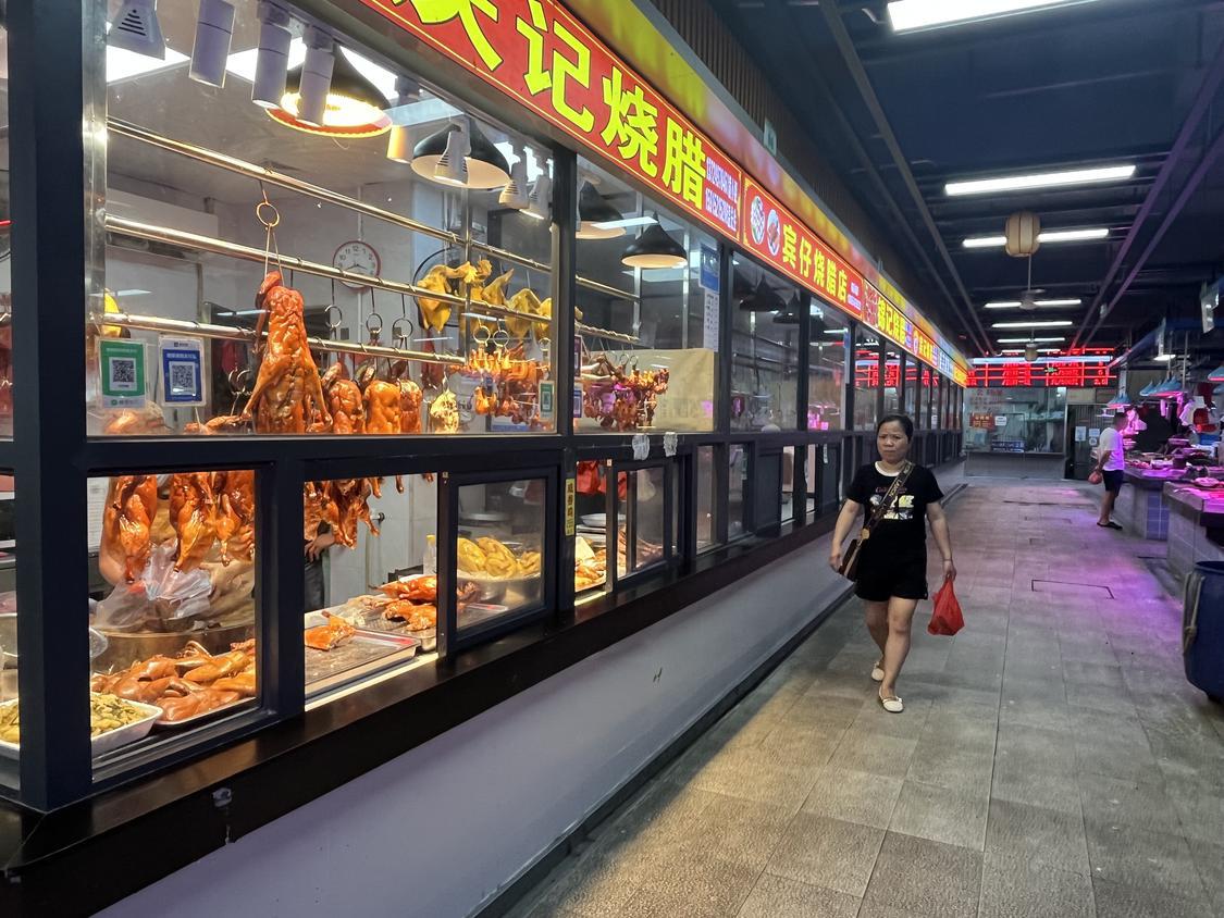现时的荷城市场，地面干净亮洁。佛山市新闻传媒中心记者陈嘉懿摄.jpg