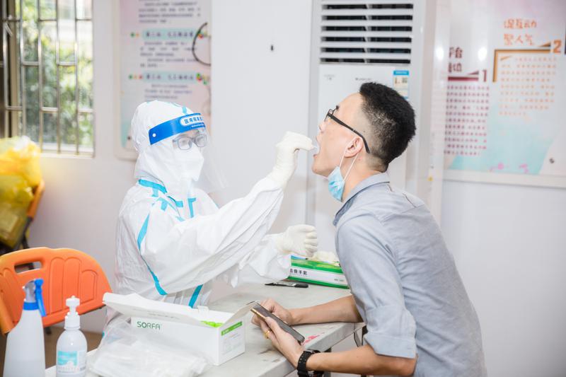 石湾开设流动核酸采样服务,丽豪社区居委会二楼,医务人员正在为前来做核酸检测的市民采集咽拭子。佛山日报记者王伟楠摄