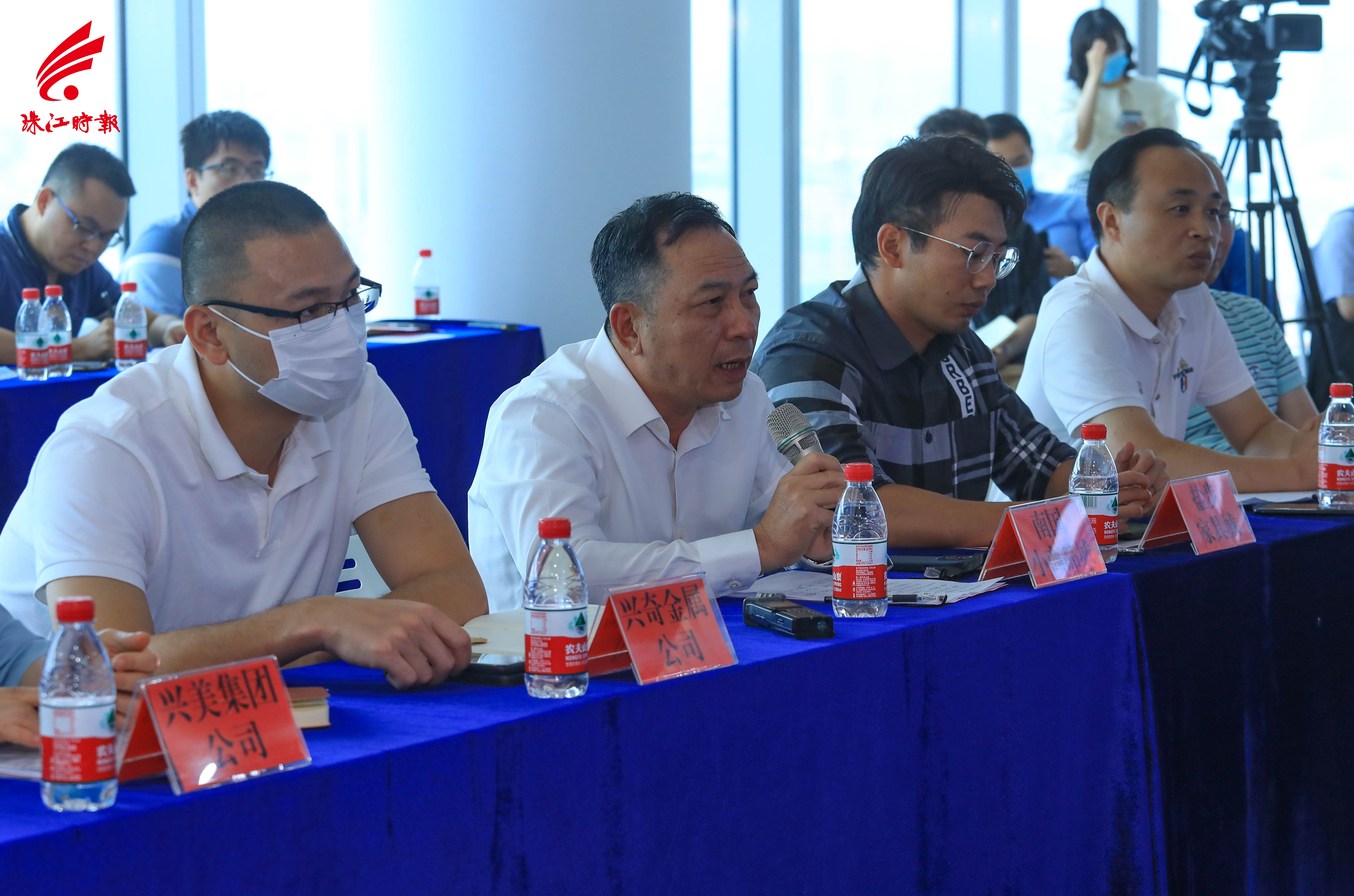 南国小商品城负责人,大沥镇专业市场协会会长叶伟清(中)在会上发言.