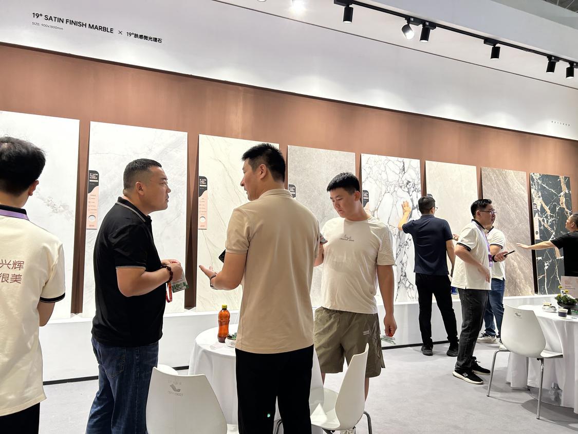 兴辉瓷砖新品吸引客商参观。.jpg