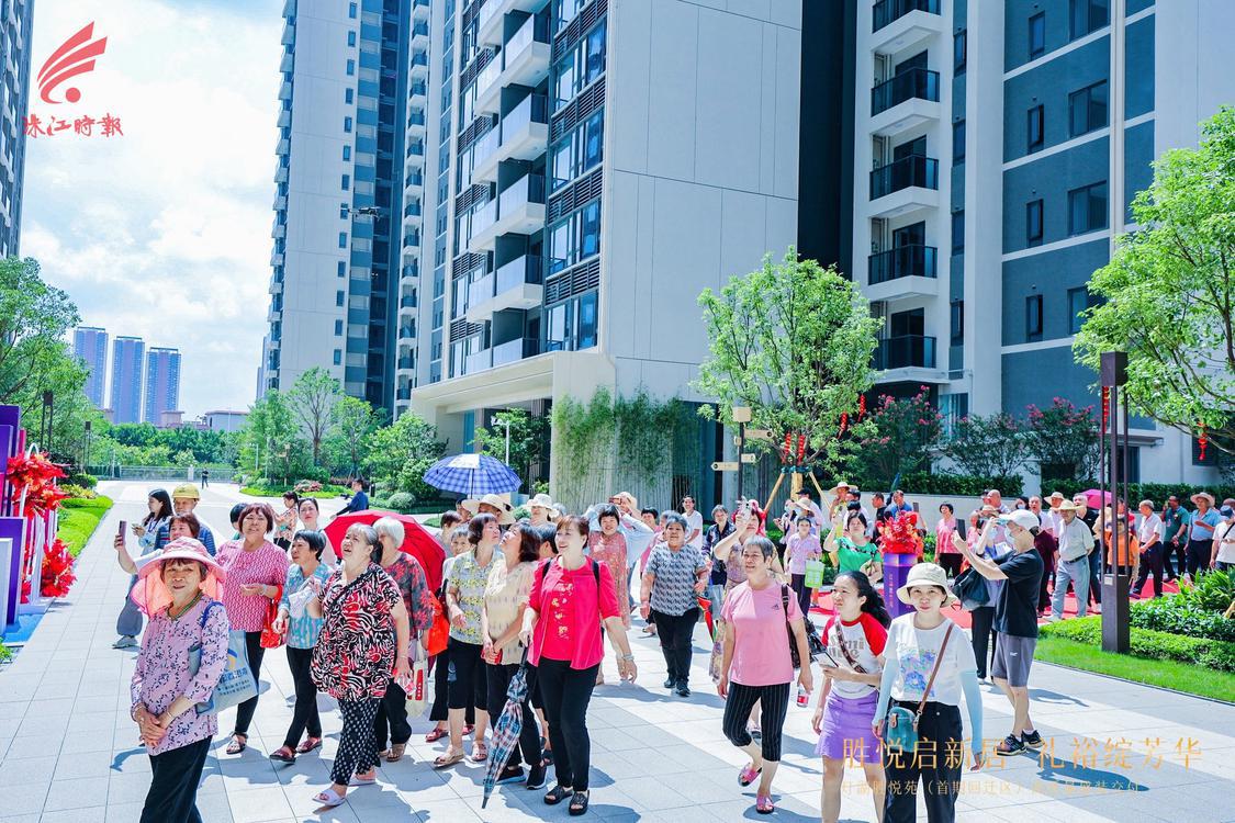 永胜村民带着喜悦的心情步入回迁房.jpg
